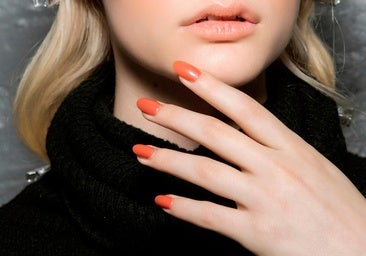 Las uñas de coral son la manicura perfecta para el verano, mejoran el bronceado y se combinan con todo